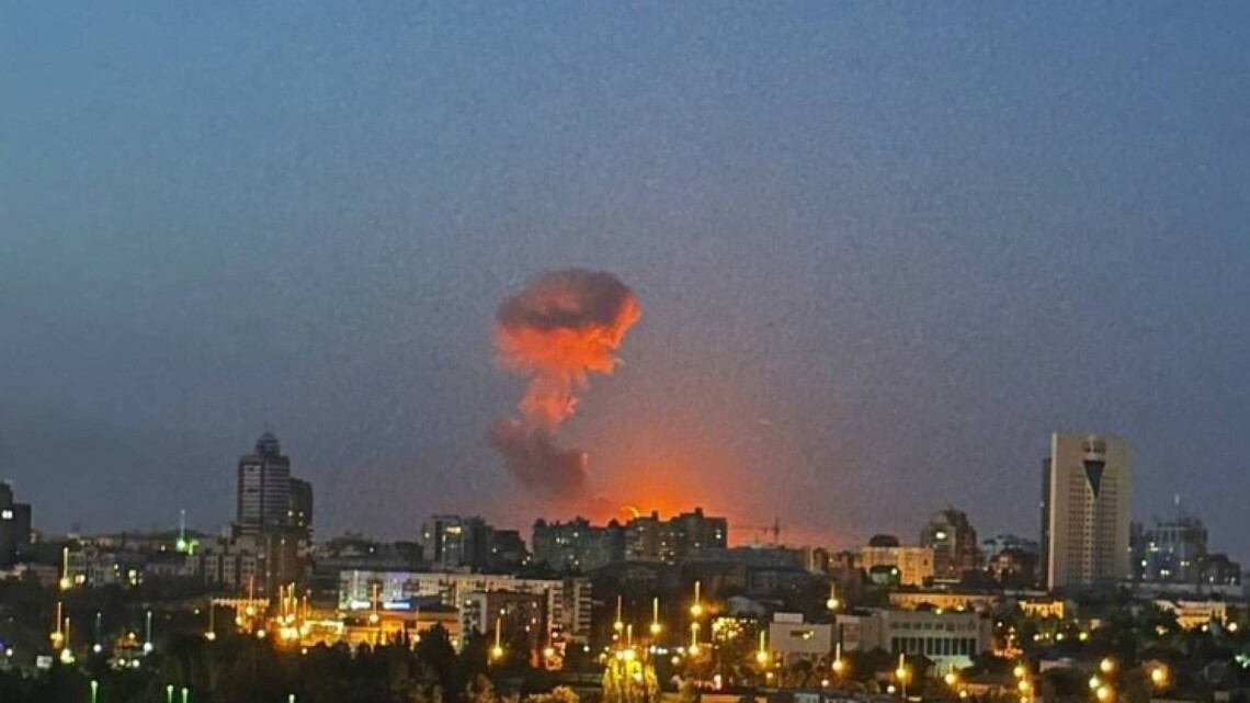 Вечером 31 декабря в оккупированном Донецке прогремели мощные взрывы, центр города затянуло густым дымом.