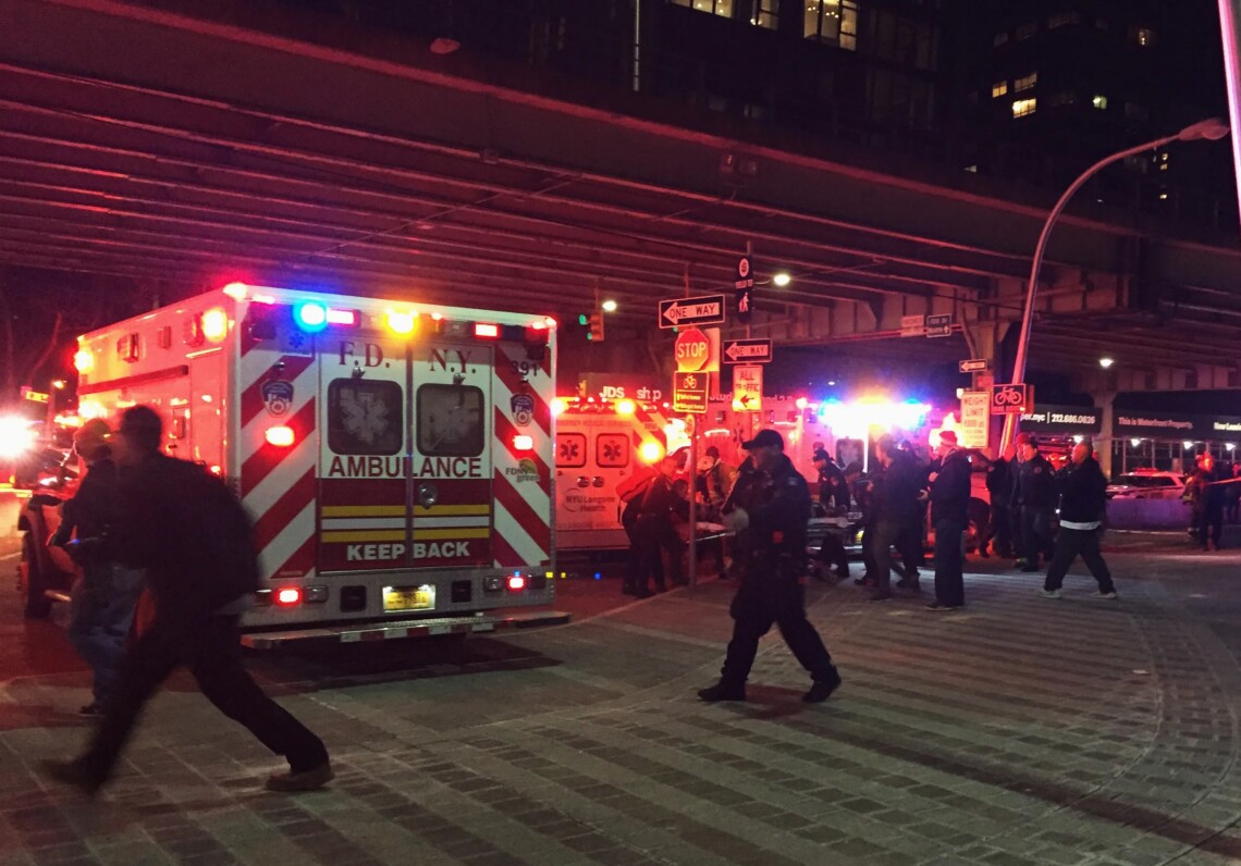 Во вторник, 2 января, в центре Нью-Йорка прогремела серия взрывов. По данным СМИ, инцидент был вызван аварией трансформатора.