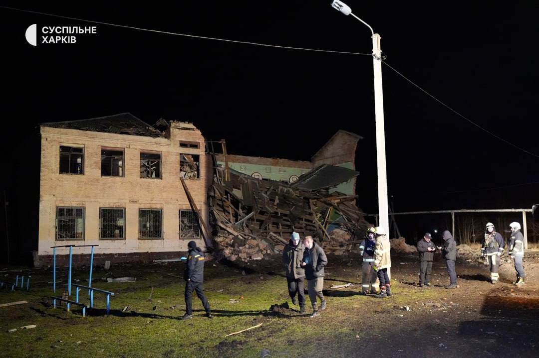 Российские оккупационные войска обстреляли город Харьков вечером 2 января. Ракета попала в здание школы в Основянском районе.