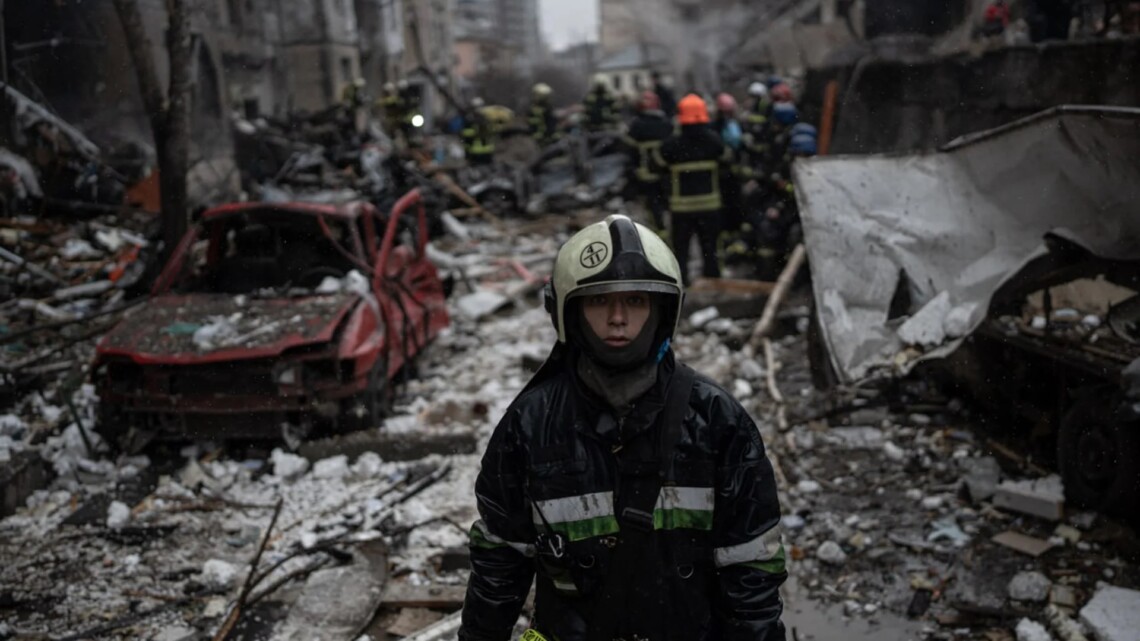 В результате атаки на Киев 2 января пострадали 50 человек, уточнили спасатели. Погибших, по-прежнему, двое.