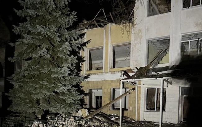 Оккупанты ударили ракетами по центру Курахово, разрушив детсад, школу, профилакторий и кафе.