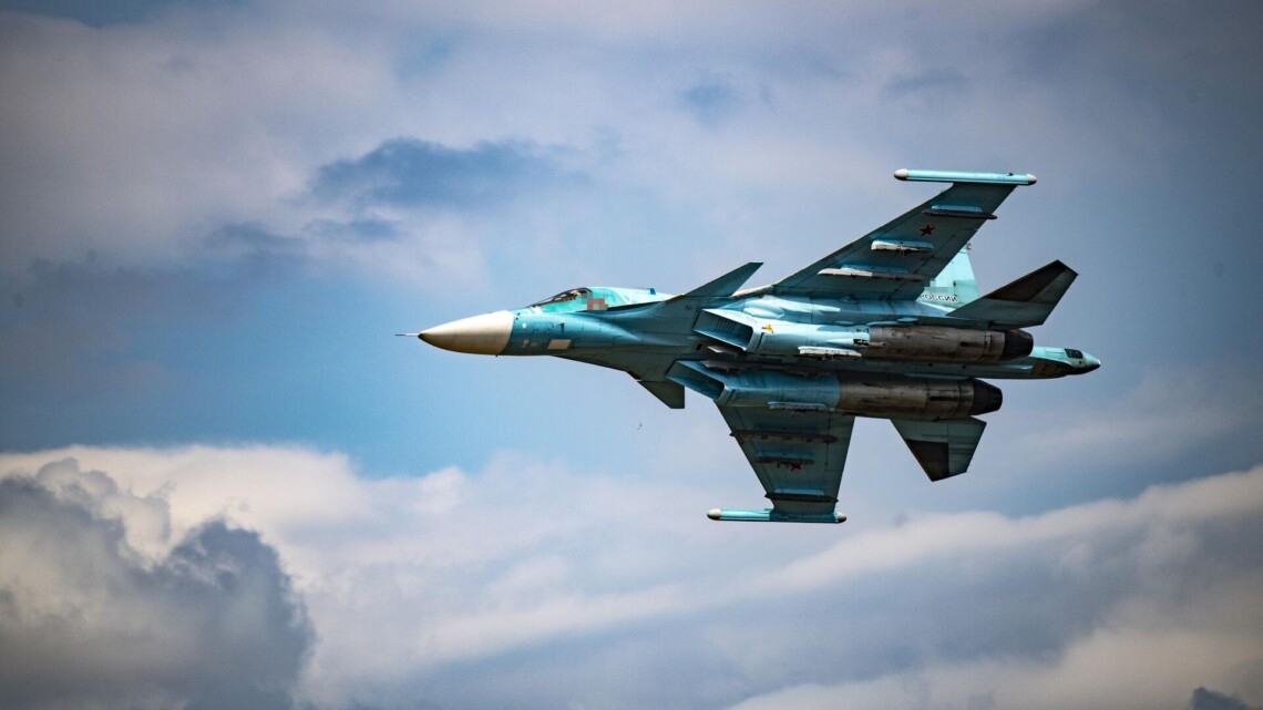Истребитель Су-34 сгорел на аэродроме в российском Челябинске. За успешной операцией, по сообщениям СМИ, стоит ГУР.