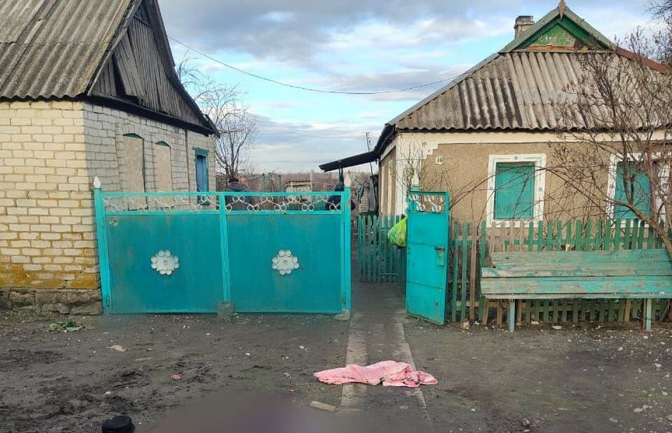 Оккупационные войска рф накрыли огнем сразу три населённых пункта Донецкой области. В результате обстрелов есть погибшие и раненые среди гражданских.