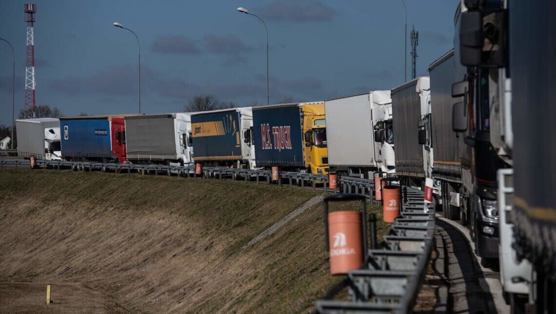 На границе в Польшей продолжается блокада четырёх КПП. В Украину не могут попасть почти 2 тысячи грузовиков.