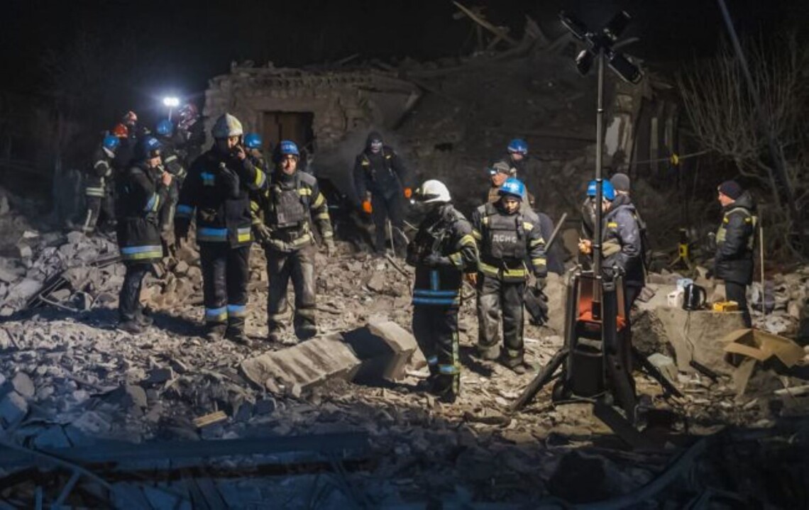 Сегодня, 7 января, из-под завалов жилого дома в Покровском районе извлекли тело ребёнка. Российские войска атаковали мирных жителей накануне, 6 января.