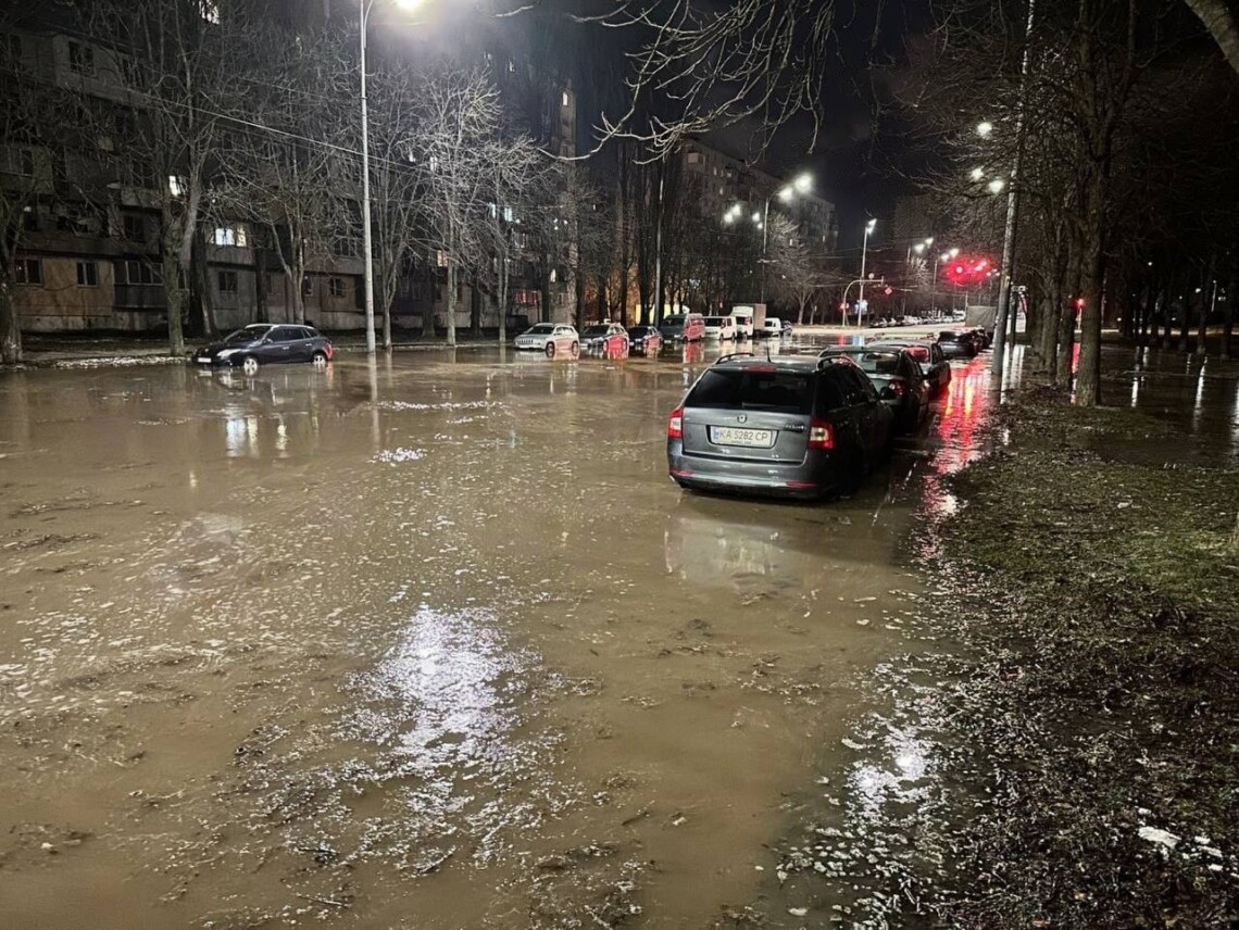 На Борщаговке в Киеве произошел порыв водопровода, бульвар Жюля Верна залил при температуре свыше -12.
