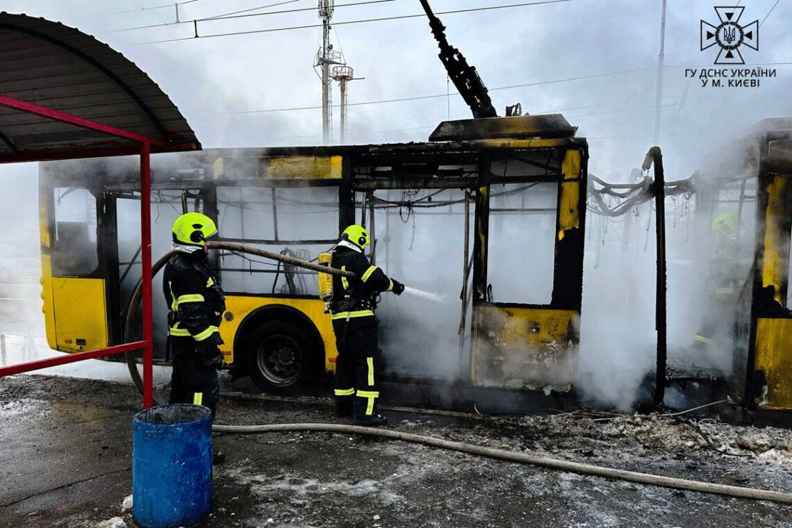 В Деснянском районе Киева загорелся троллейбус маршрута 37А. Скорее всего, это произошло из-за поджога изнутри.