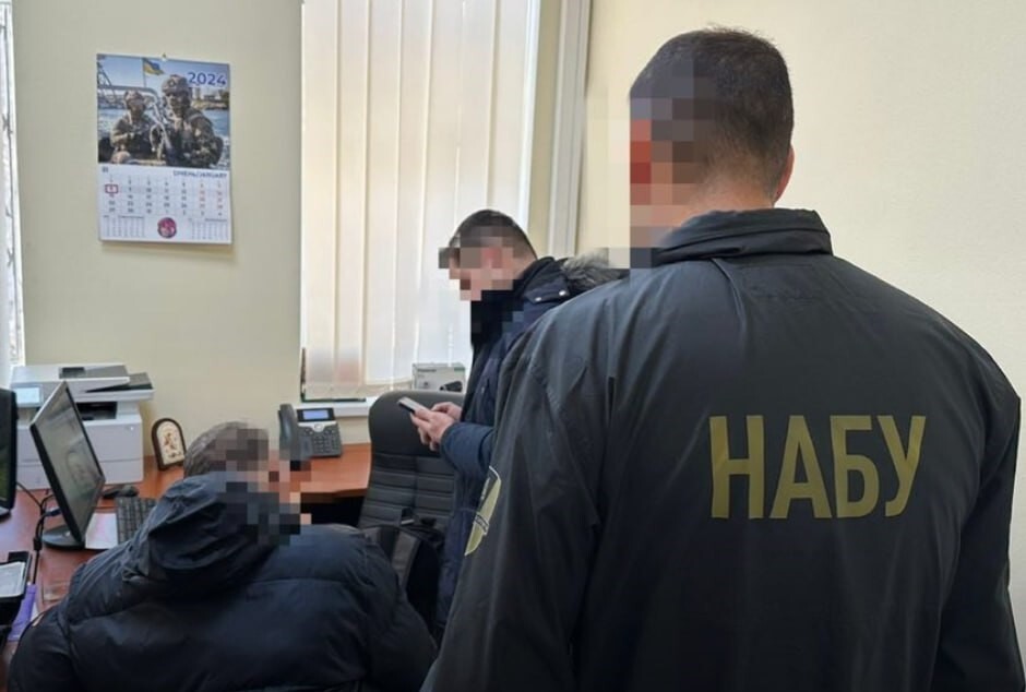 Правоохранители ликвидировали масштабную коррупционную схему в Одесской области. Там судья за взятки помогал уклонистам выезжать за границу.