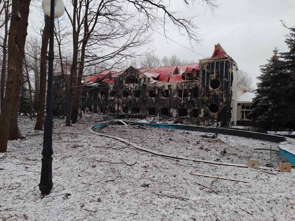 Ракетным ударом рф поврежден детский лечебный оздоровительный центр в Харькове – разрушены медицинский корпус, здание столовой. Есть фото.
