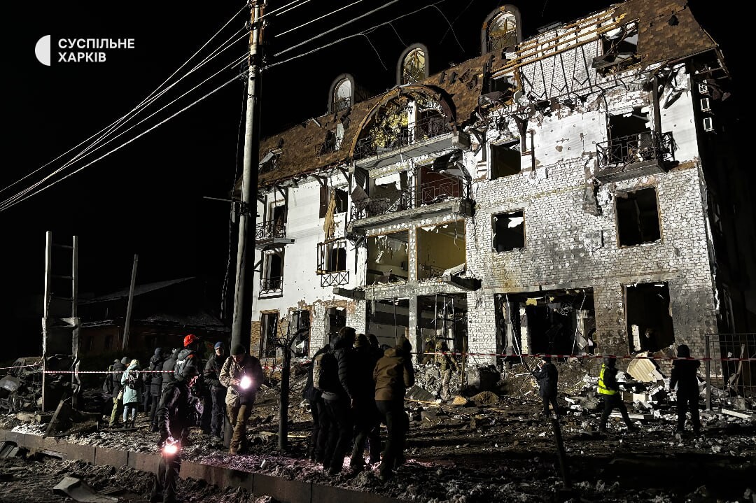 В результате ракетного удара рф по отелю в Харькове ранены 11 человек. Фото с места происшествия.