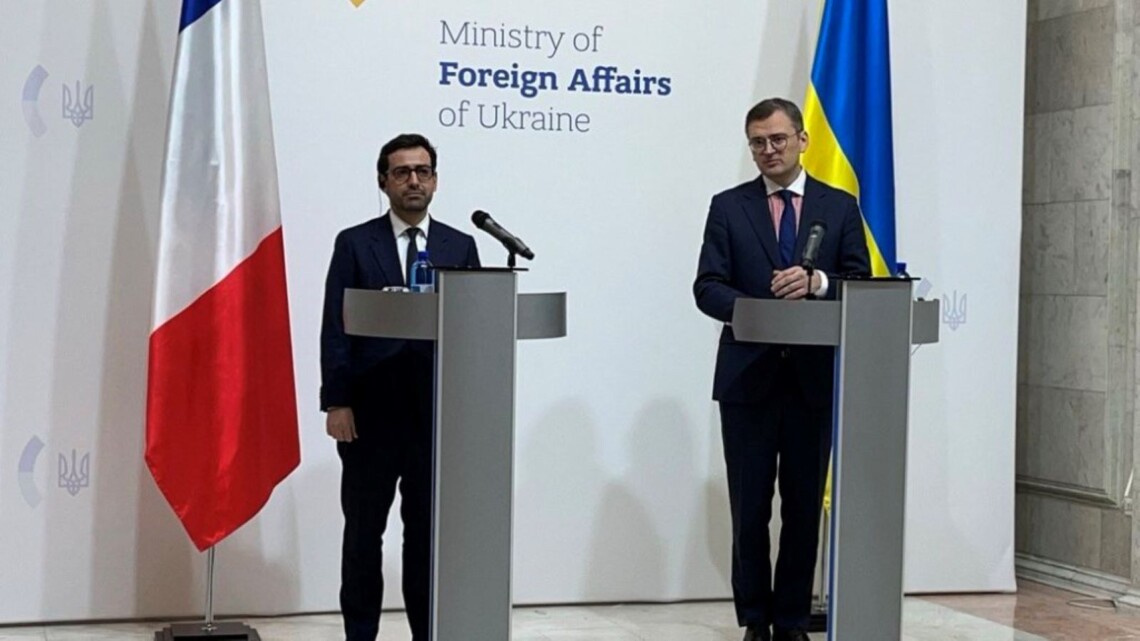 Министр иностранных дел Дмитрий Кулеба встретился 13 января с французским коллегой Стефаном Сежурном. Стороны обсудили поставки ПВО, ракет и дронов.