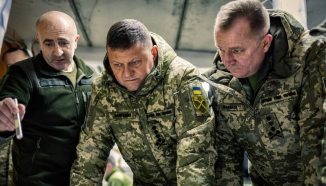 Валерий Залужный вместе с Сергеем Шапталой несколько дней работали на фронте, в частности, в зонах ответственности оперативно-стратегических группировок войск Таврия и Одесса.