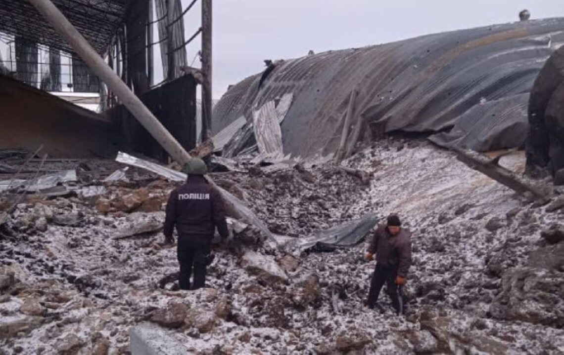 Российские войска атаковали авиабомбами 14 января ангары с зерном в Волчанске Харьковской области.