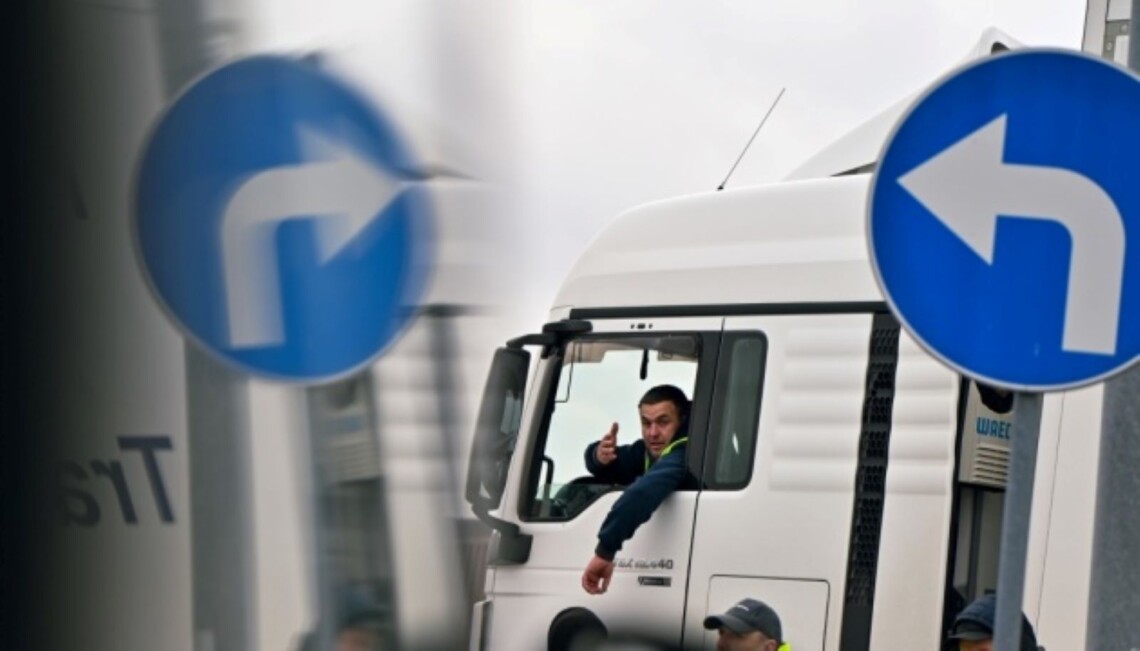Румынские фермеры в воскресенье, 14 января, снова заблокировали движение грузовиков через пункт пропуска Сирет на границе с Украиной.