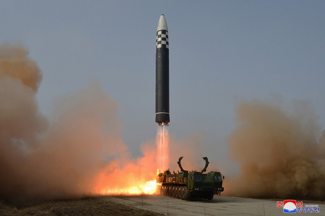 Северная Корея заявила об испытаниях твердотопливной ракеты средней дальности, оснащенной гиперзвуковой боеголовкой.