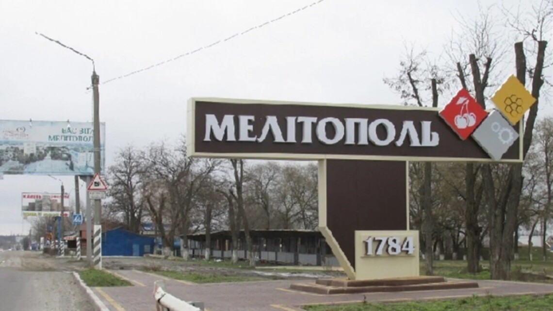 Силы украинского сопротивления в Мелитополе подорвали УАЗ с российскими оккупантами. Потери уточняются.
