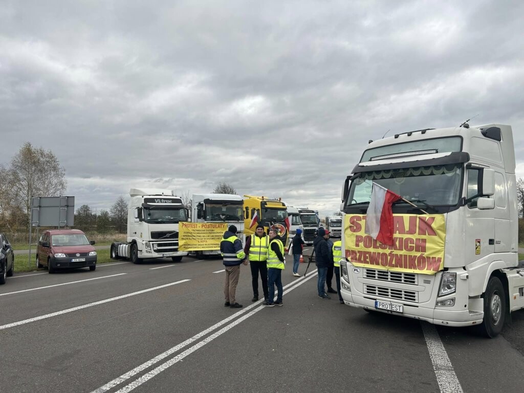 Польские перевозчики разблокируют пункты пропуска на границе с Украиной с 17 января и до 1 марта. С Мининфраструктуры подписано соглашение.