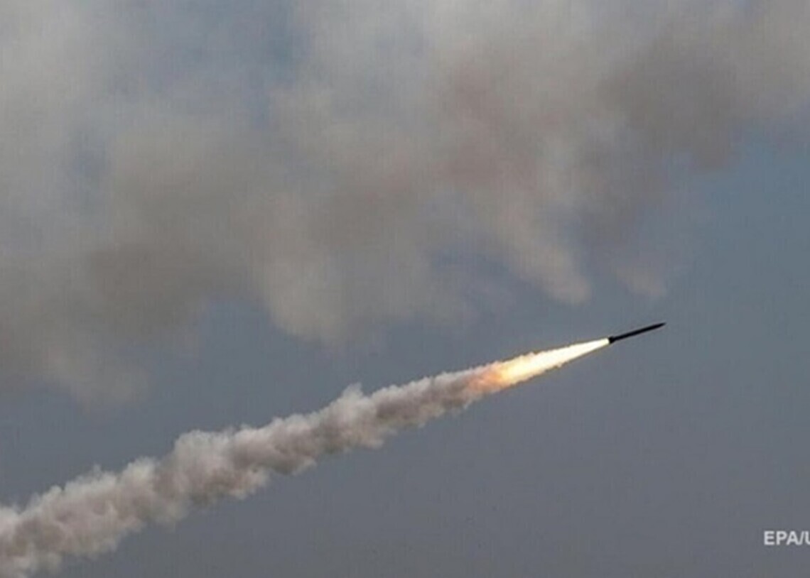 Российские оккупанты сегодня днём выпустили ракету по Кировоградской области. ПВО её уничтожила.