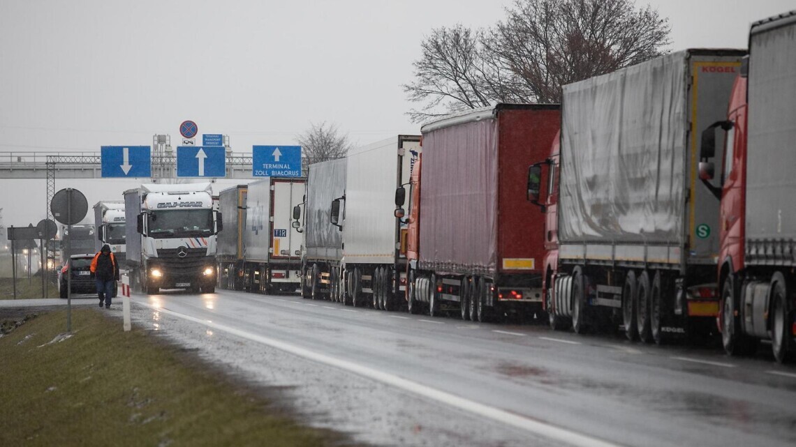 Польские перевозчики завершили свою акцию протеста и прекратили блокировать движение грузового транспорта на границе с Украиной.