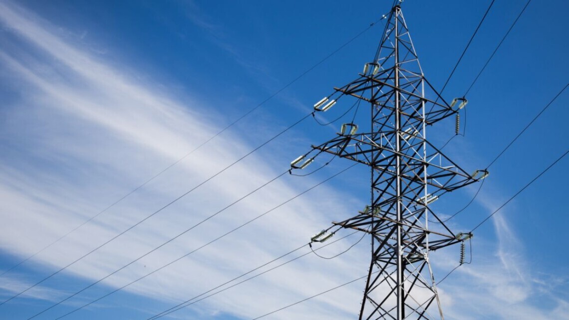 Диспетчерский центр Укрэнерго предупредил о наличии в течение дня дефицита в энергосистеме около 5 процентов.