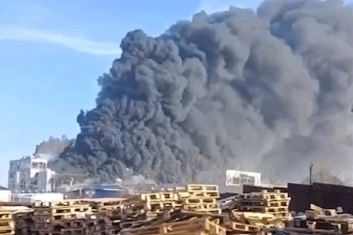 В россии горит полиэфирный завод в Шахтах. По словам очевидцев, сначала был взрыв. Уже известно об 11 пострадавших.