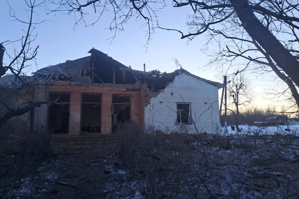 Россияне нанесли удар управляемой авиабомбой по селу Малый Бурлук Купянского района. Травму получил 10-летний мальчик.