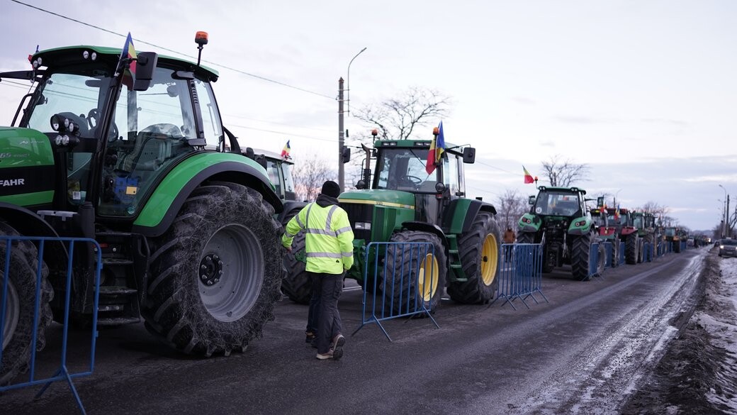 Румынские фермеры блокируют уже три пункта пропуска на границе с Украиной. На ПП Халмеу с ними протестуют перевозчики.