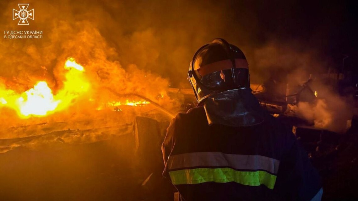 Сегодня ночью загорелся жилой дом в Днепре. Из задымленного здания огнеборцы вынесли женщину без сознания и троих детей.