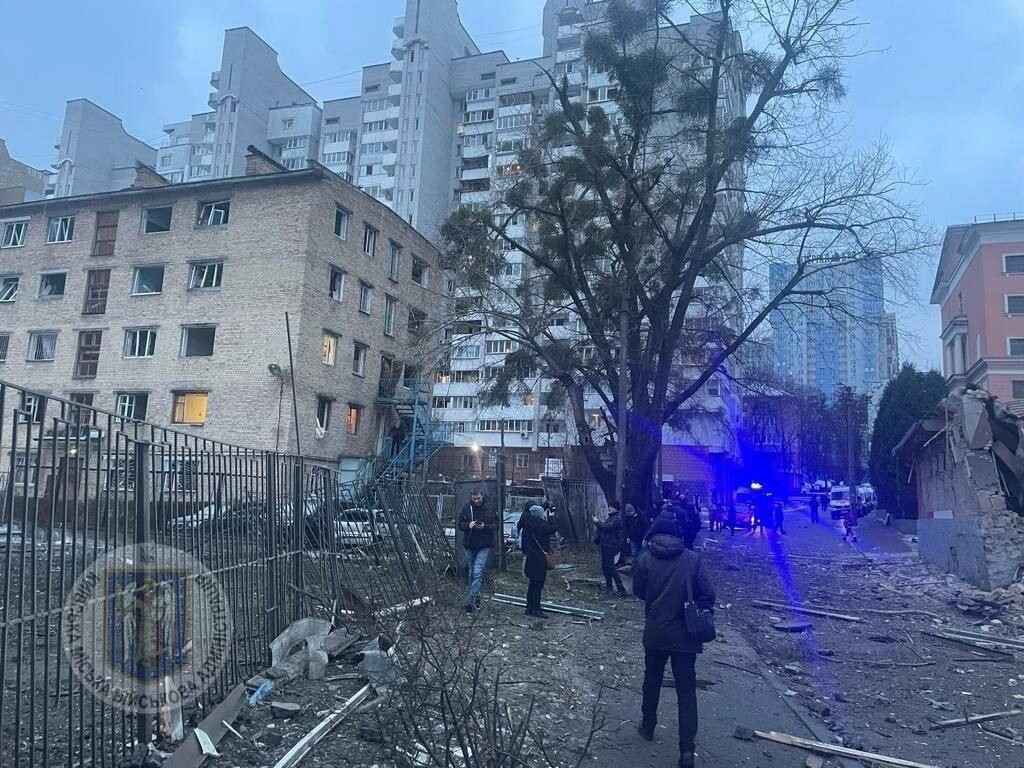 В Киеве возросло количество раненых в результате ракетной атаки. Обломки упали в четырёх районах.