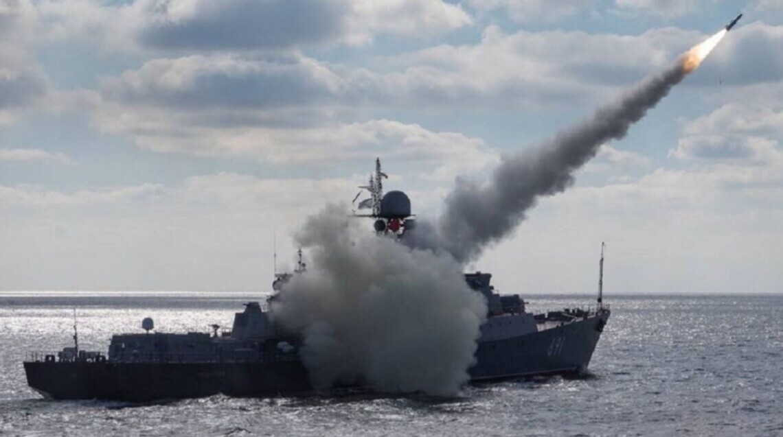 Россияне во вторник, 23 января, вывели на боевое дежурство в Чёрное море ещё один ракетоноситель. Об этом сообщили Военно-морские силы ВСУ.