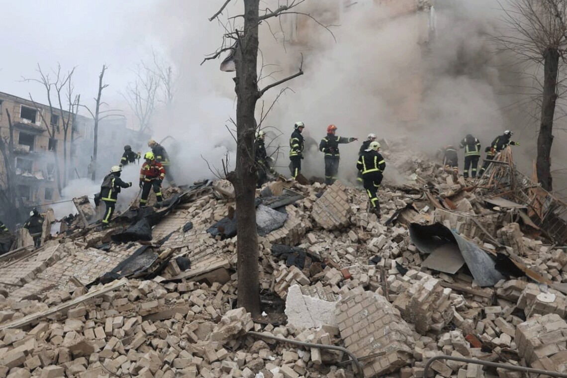 Атака российских оккупантов на Харьков унесла жизнь 7 человек.  К вечеру под завалами нашли тело женщины.