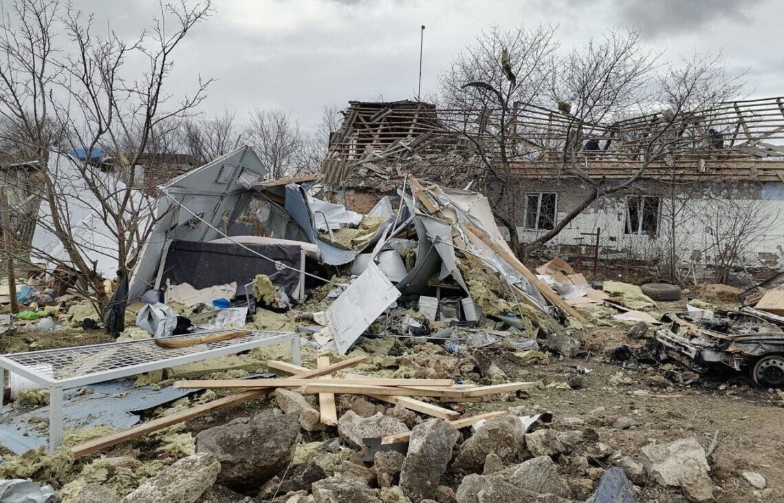 Российские военные ударили из авиации по селу Саблуковка в Херсонской области. Есть погибшие и разрушения.