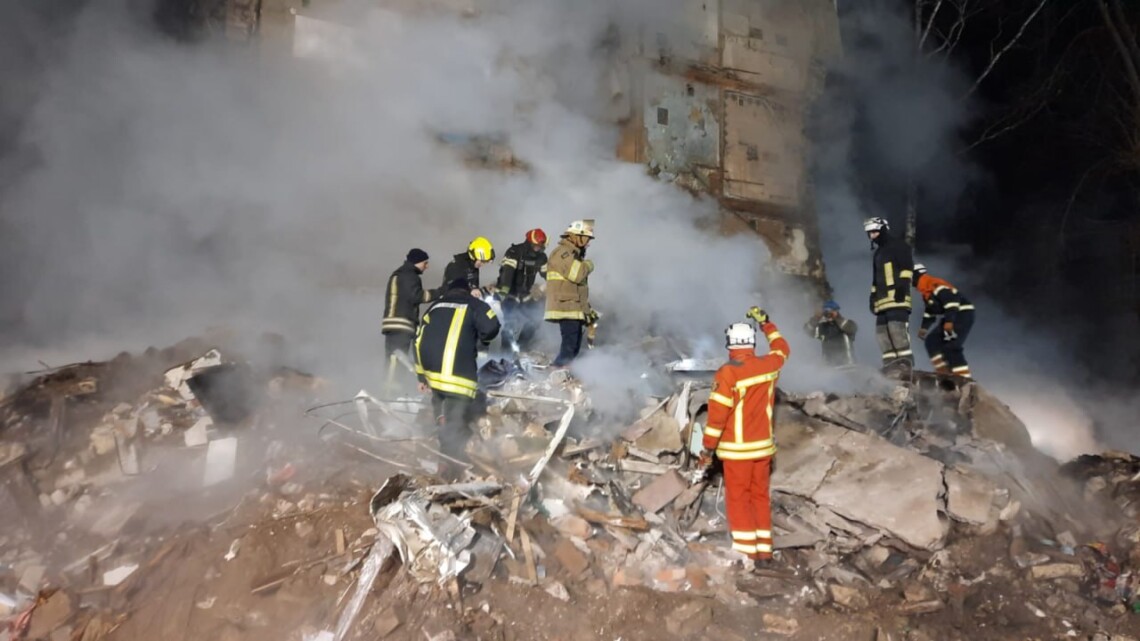 Число погибших в результате удара рф по Харькову возросло до восьми человек. Вечером спасатели достали из-под завалов многоэтажки тело девочки.