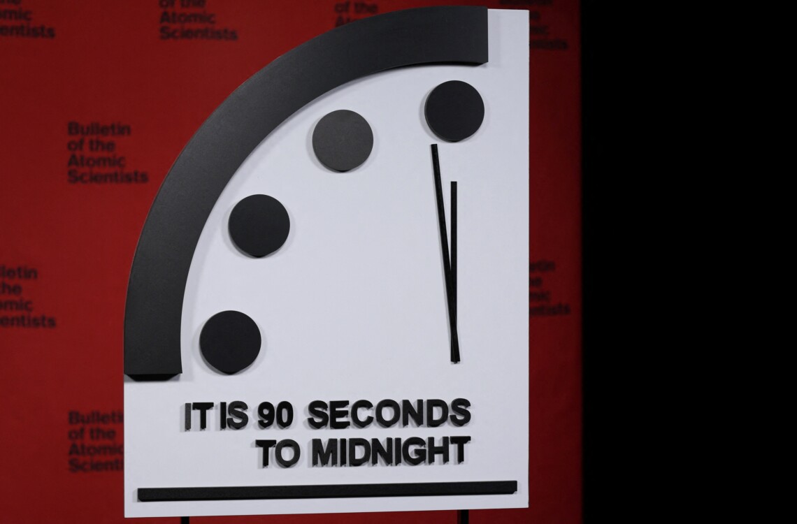 Стрелки Часов Судного дня оставили на отметке в 90 секунд до полуночи – рекордно близкое к глобальной катастрофе время.