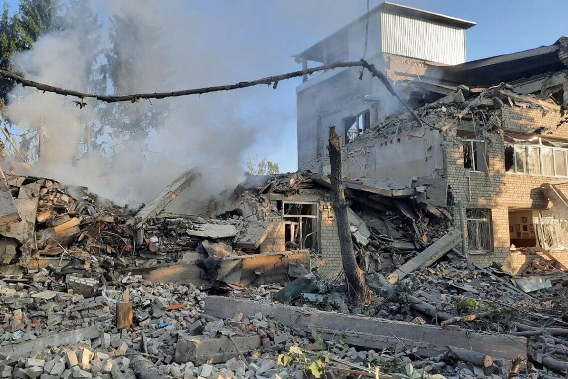 Российские оккупанты с начала вторжения разрушили в Украине более 200 школ, ещё 1600 – повредили.