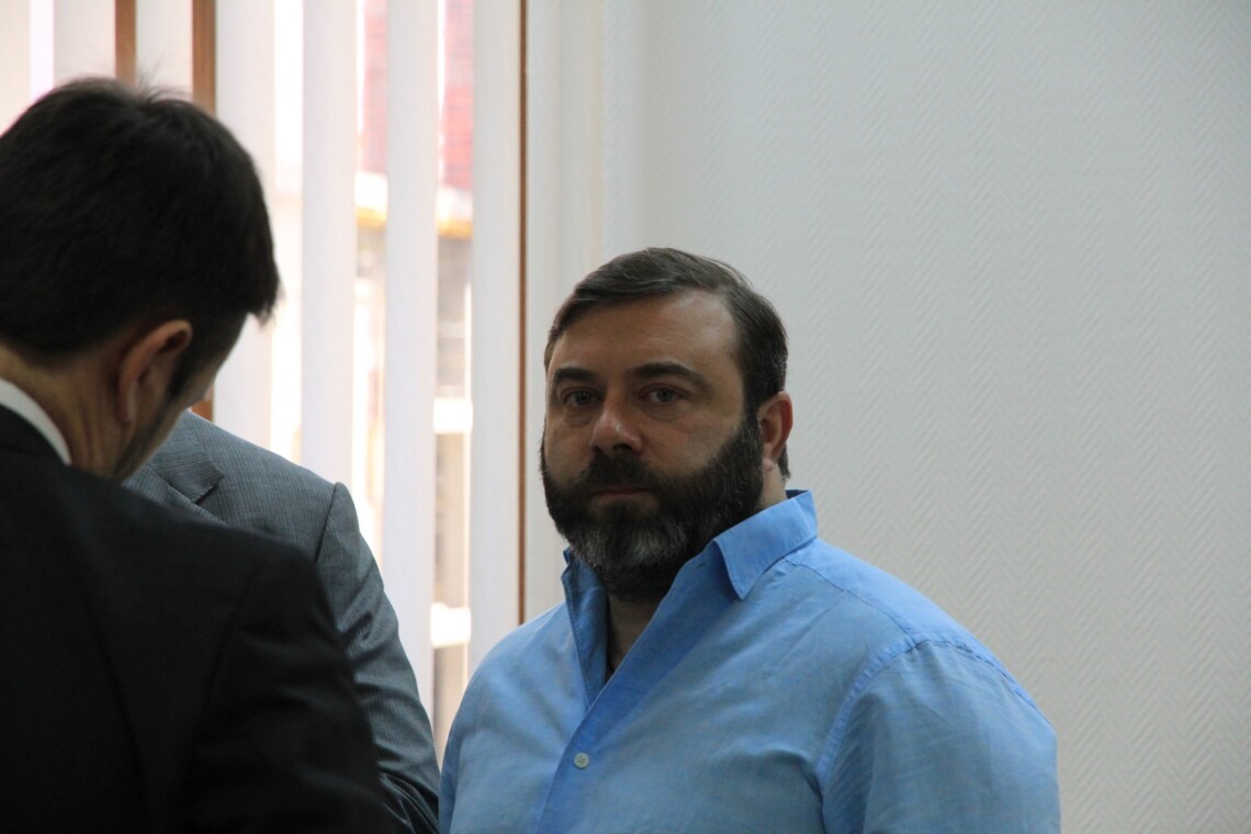 Антикоррупционный суд поддержал ходатайство детектива НАБУ о заочной мере пресечения для бизнес-партнёра украинского олигарха.