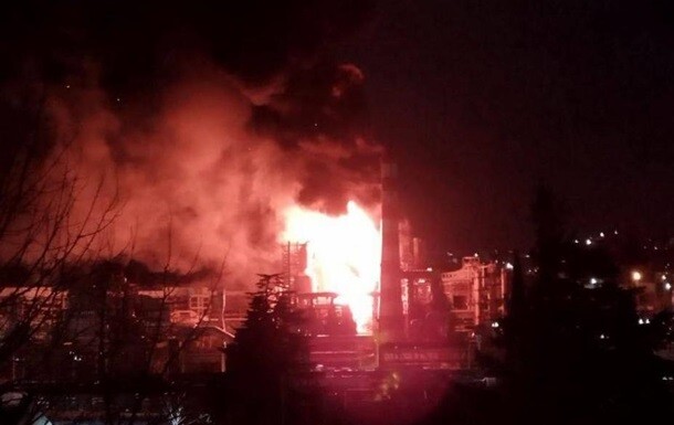 В Туапсе, Краснодарской области рф, сообщают о большом пожаре в районе нефтебазы. Вероятно, из-за удара беспилотника.