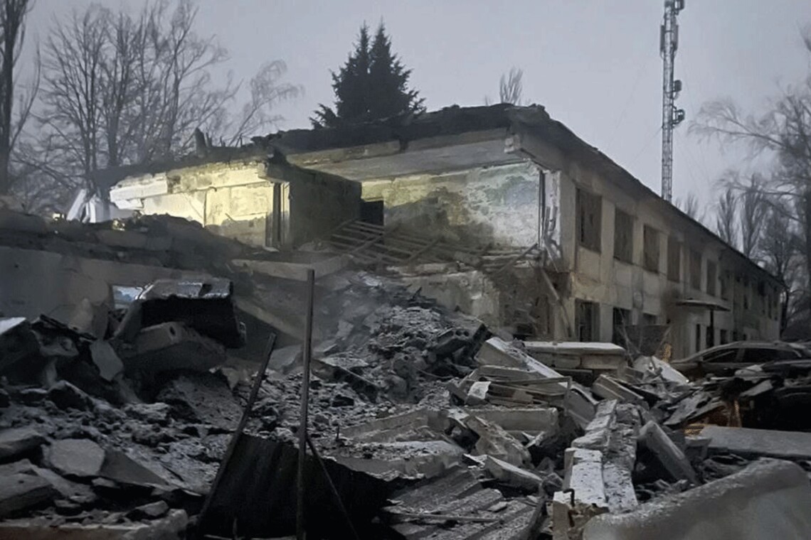 В Мирнограде разрушено административное здание, повреждены семь пятиэтажных жилых домов, магазин, предприятие, школа и 29 автомобилей.