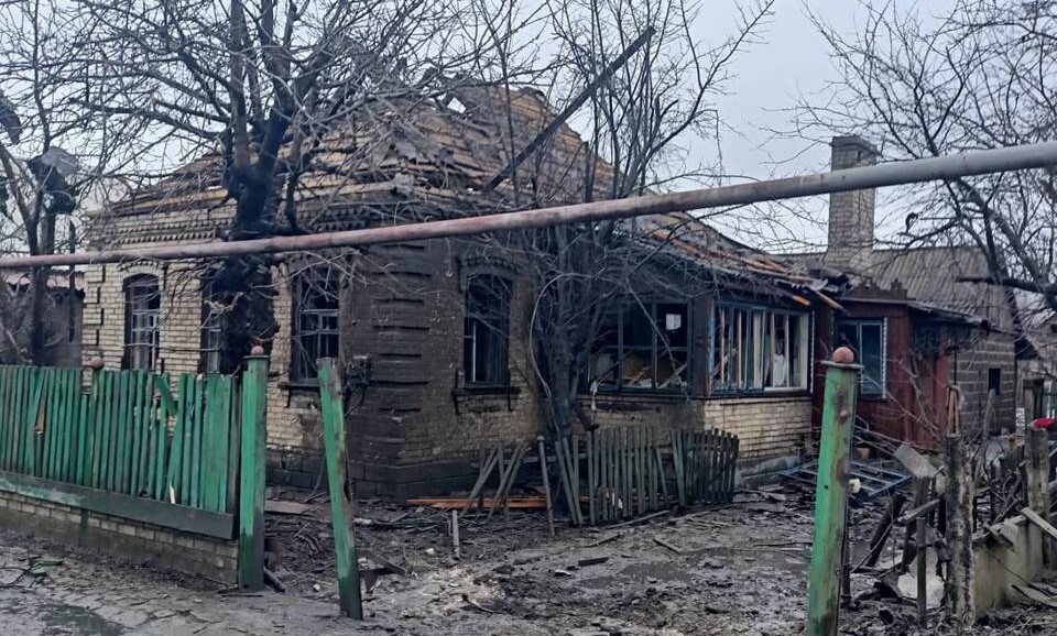 Вражеские войска в пятницу, 26 января, нанесли серию ударов по городу Красногоровка Донецкой области. В результате атаки погибла 60-летняя местная жительница.