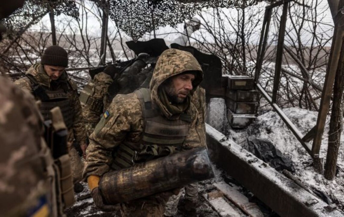 Россияне в течение суток, 26 января, обстреляли позиции украинских войск на Бахмутском направлении 344 раза. Враг пытается продвигаться к Часовому Яру.
