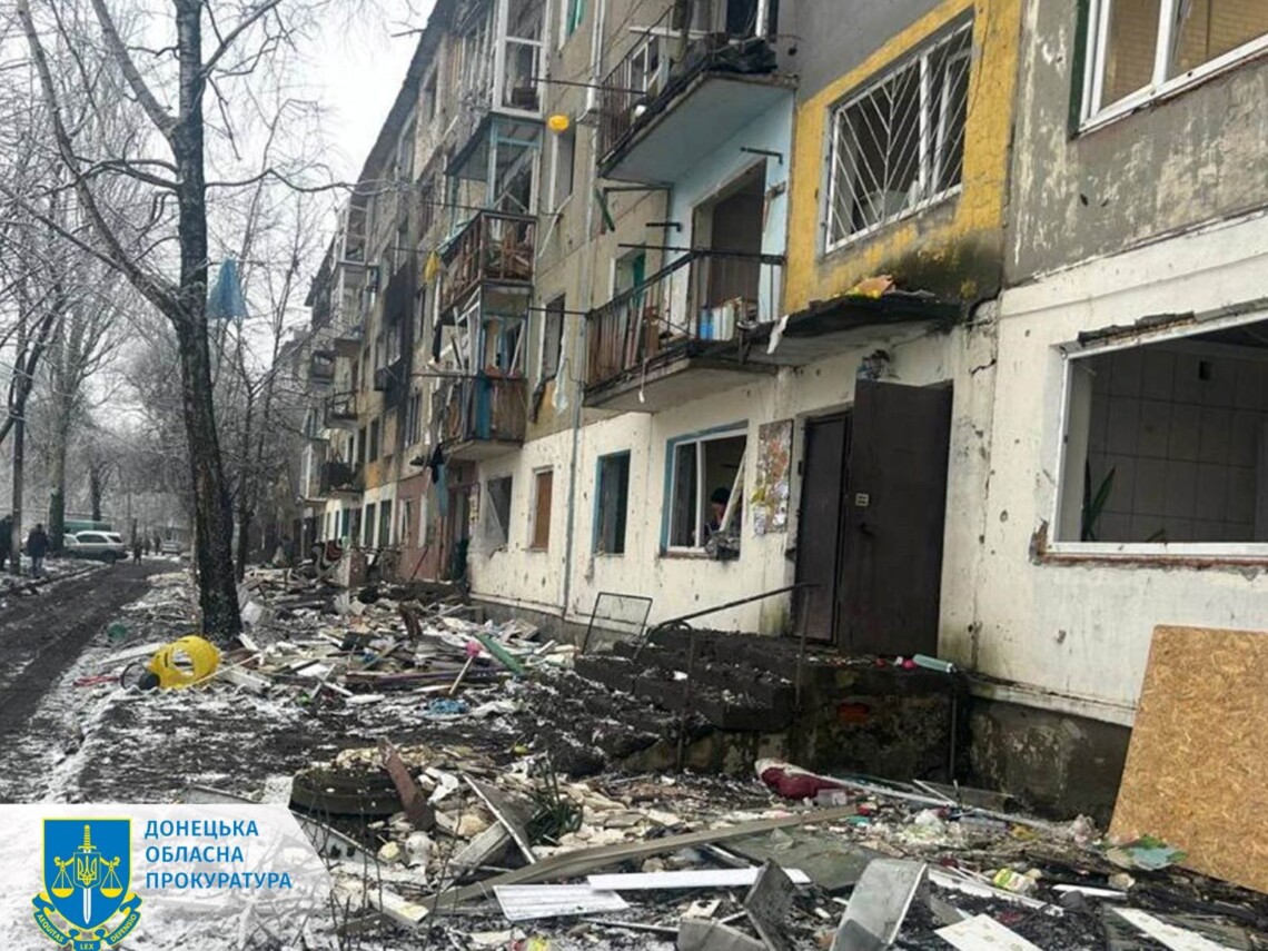 Российские военные в ночь на воскресенье, 28 января, атаковали Мирноград Донецкой области. Ранения получили три человека.