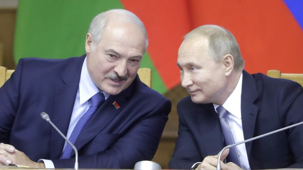 В частности, Лукашенко сделал заявление о вторжении в Украину, сказав, что белорусы и россияне якобы мирные люди.