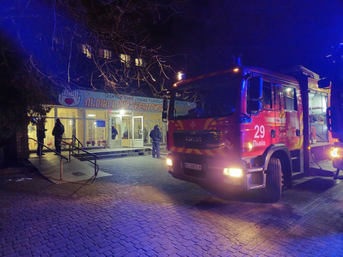 В результате пожара в гериатрическом центре во Львове погиб пожилой мужчина, более 200 человек эвакуированы.