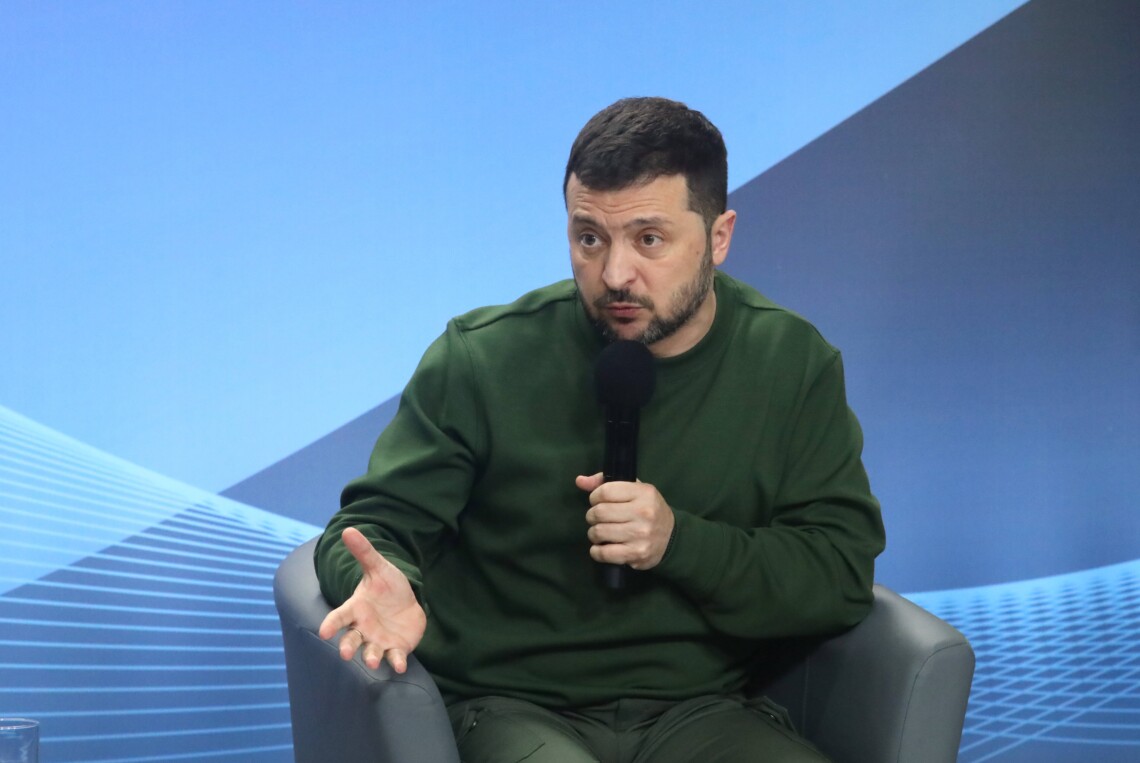 Владимир Зеленский назвал неправильной раздачу повесток военнообязанным на улице, часто с применением силы и задержаниями сотрудниками ТЦК.