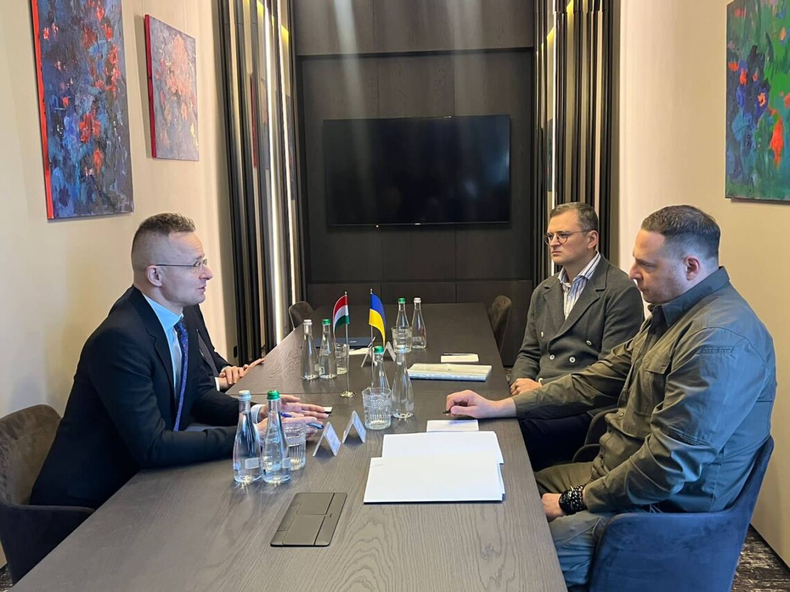 Министр иностранных дел Венгрии Петер Сийярто прибыл в Ужгород, где уже проводит встречу с Дмитрием Кулебой и Андреем Ермаком.