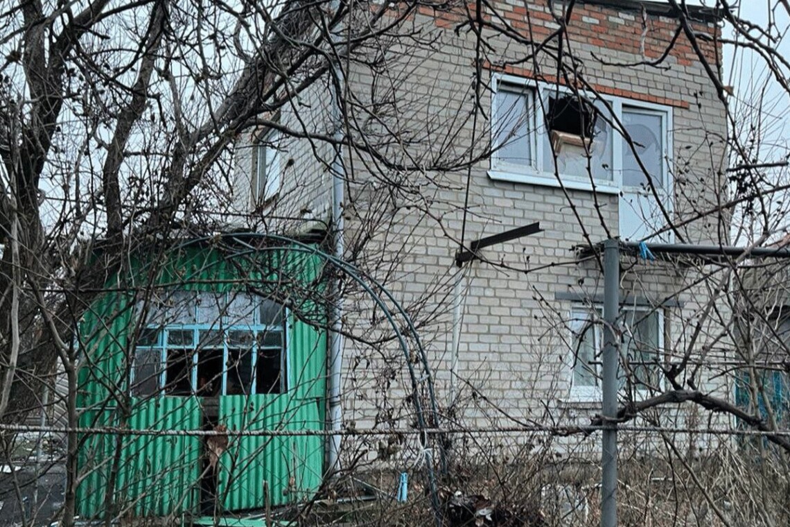 Город Никополь Днепропетровской области подвергся вражескому удару из артиллерии, пострадали двое парней.
