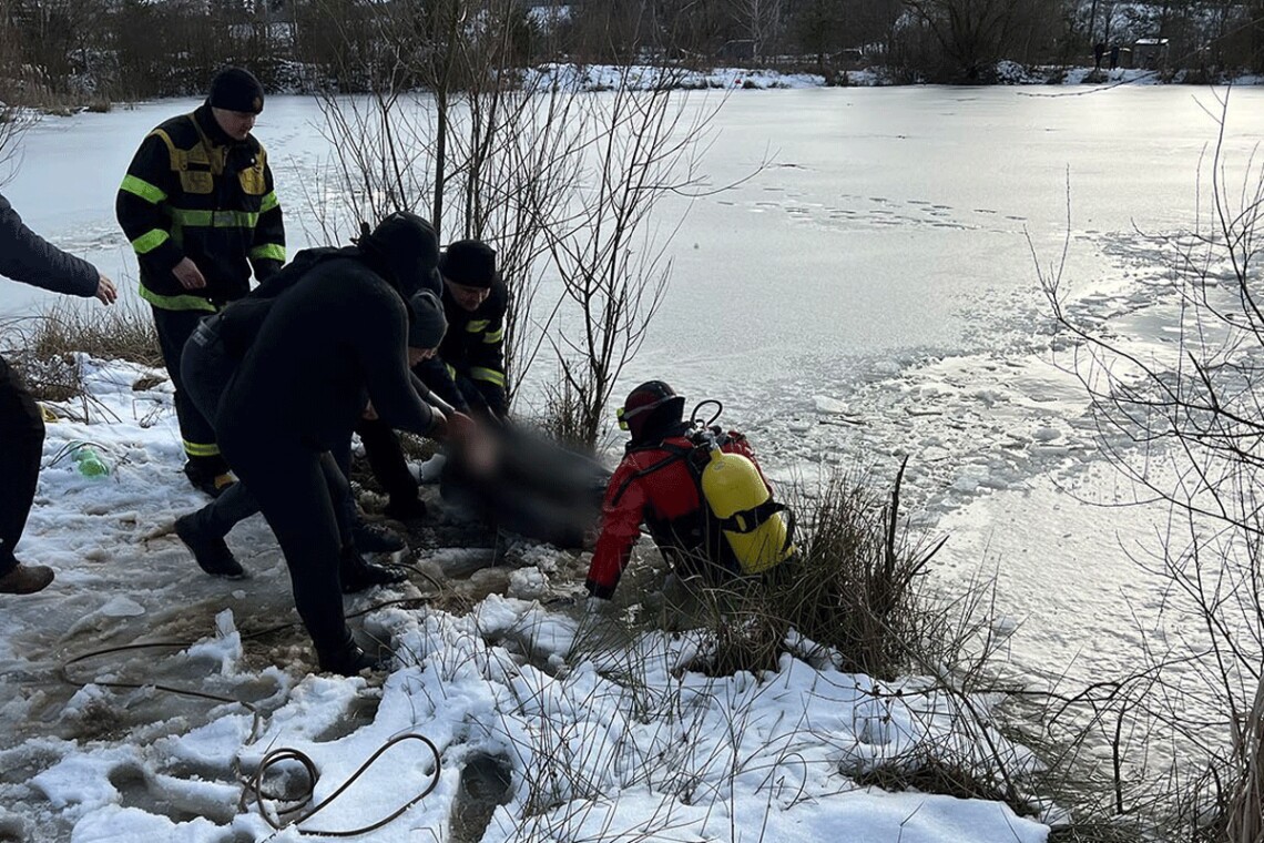 В Тернопольской области пропали трое детей. Водолазы ГСЧС нашли их тела в водоеме, который был покрыт льдом.