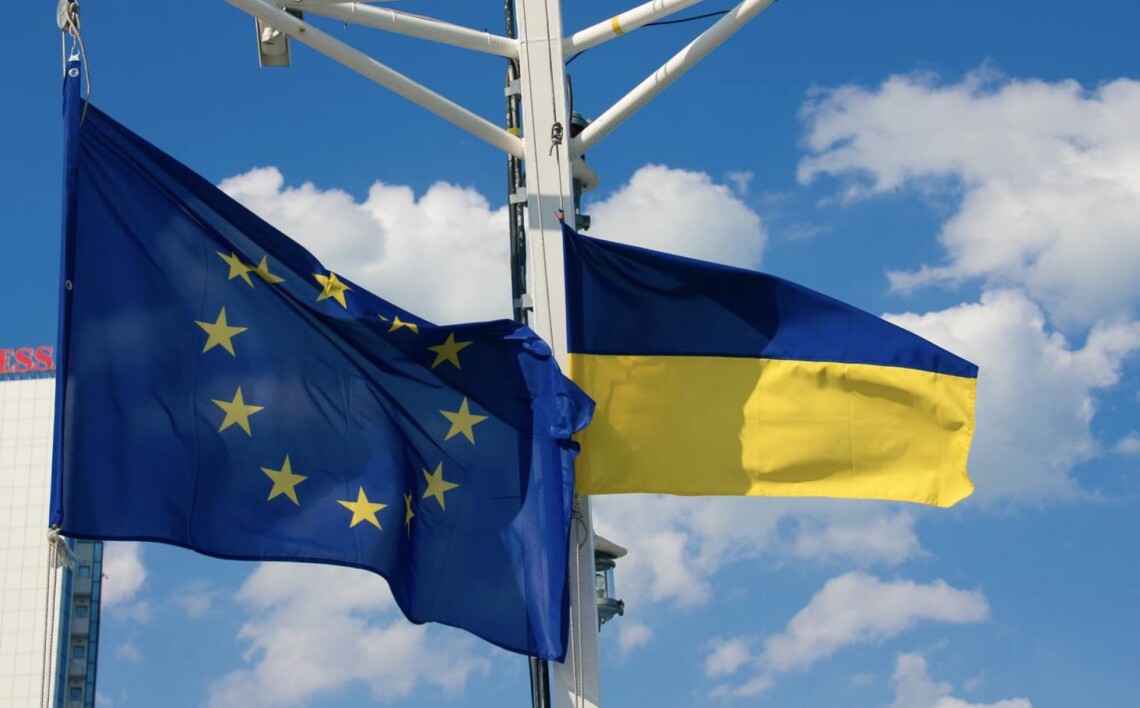 Лидеры стран ЕС все ещё не согласовали предоставление Украине финпомощи в размере 50 млрд евро, переговоры идут тяжело. Об этом сообщает Sky News.