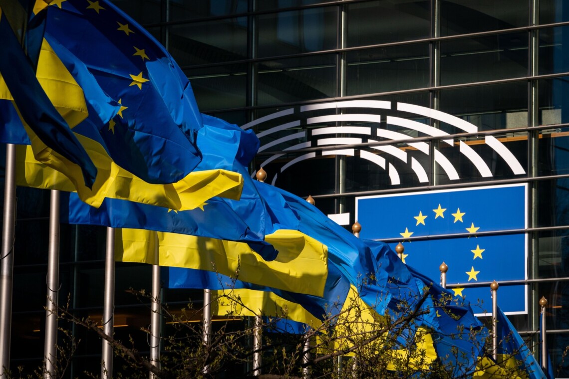 В проекте решения саммита говорится, что ЕС будут ежегодно пересматривать финансирование Украины в рамках пакета на 50 млрд евро. Это было условием Венгрии.