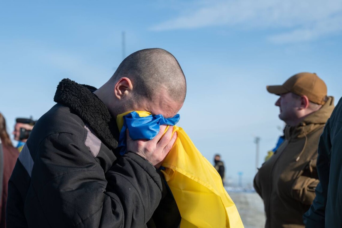 Состоялся обмен пленными с россией. В Украину вернулись 207 военнослужащих, сообщил Владимир Зеленский.